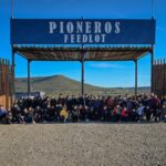 ESTUDIANTES DE LA ESCUELA DEL VIENTO PARTICIPARON DE UNA EXCURSIÓN EXPLICATIVA DEL FUNCIONAMIENTO DEL FEEDLOT PIONEROS