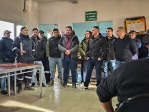 GÜENCHENEN ENCABEZÓ UNA ASAMBLEA INFORMATIVA CON TRABAJADORES DE PIEDRA PAMPA EN CAÑADÓN SECO
